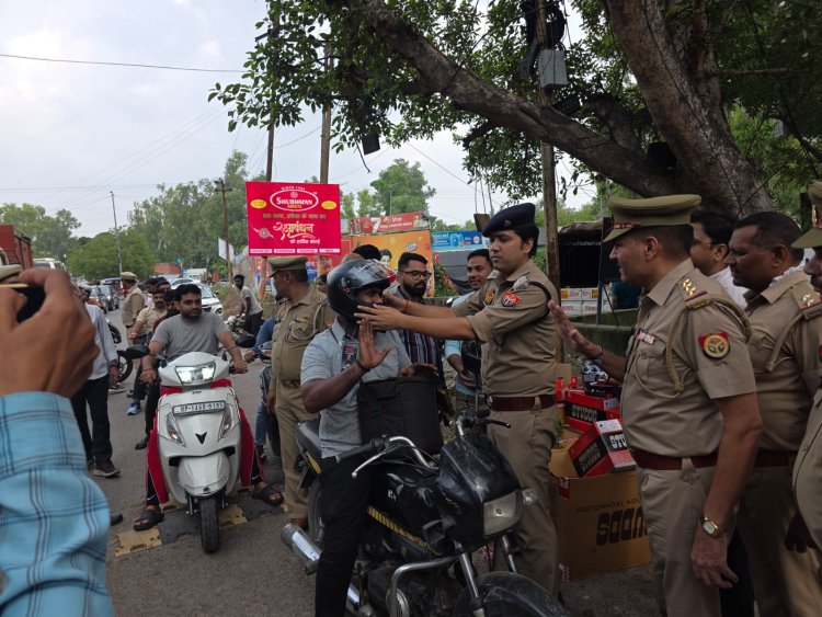 सराहनीय:- पुलिस ने दोपहिया वाहन चालकों को हेलमेट का महत्व बताते हुए हेलमेट किए वितरित