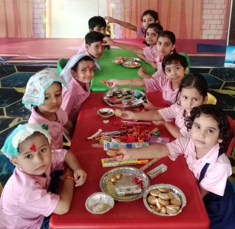 आदर्श पब्लिक स्कूल में छात्राओं ने हर्षाेल्लास से मनाया रक्षाबंधन