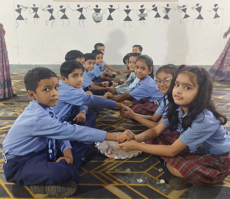 गुरुकुल विद्यापीठ में रक्षाबंधन पर विद्यार्थियों ने बांधी राखियां