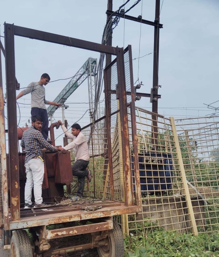 बिजली गिरने से बड़ागांव रोड का ट्रांसफार्मर जला, सौ घरों की आपूर्ति रही बाधित