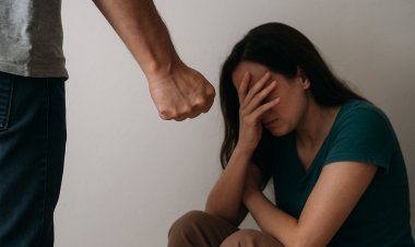 शंका पर पत्नी की पिटाई, घर से निकाला