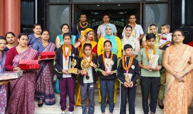 मैनपुरी से मेडल जीतकर लौटी छात्राओं का गुरुकुल विद्यापीठ में सम्मान