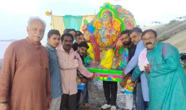 जयकारों और ढोल-नगाड़ों के साथ निकली गणपति की भव्य विसर्जन यात्रा