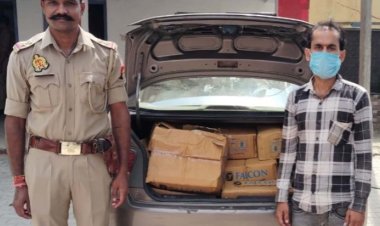 शराब से लदी लग्जरी कार सहित तस्कर गिरफ्तार
