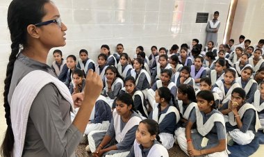 छात्राओं ने पोस्टर के माध्यम से दिखाई पर्यावरण जागरूकता