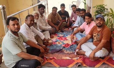 मांग पर अडे रटौल नगर पंचायत में धरनारत सभासद