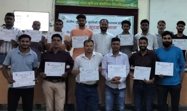 मशरूम उत्पादन प्रशिक्षुओं को वितरित किए प्रमाणपत्र