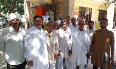 किसानों ने तहसील में किया हंगामा, ट्रैक्टर-ट्रॉली जब्त करने पर जताई नाराजगी