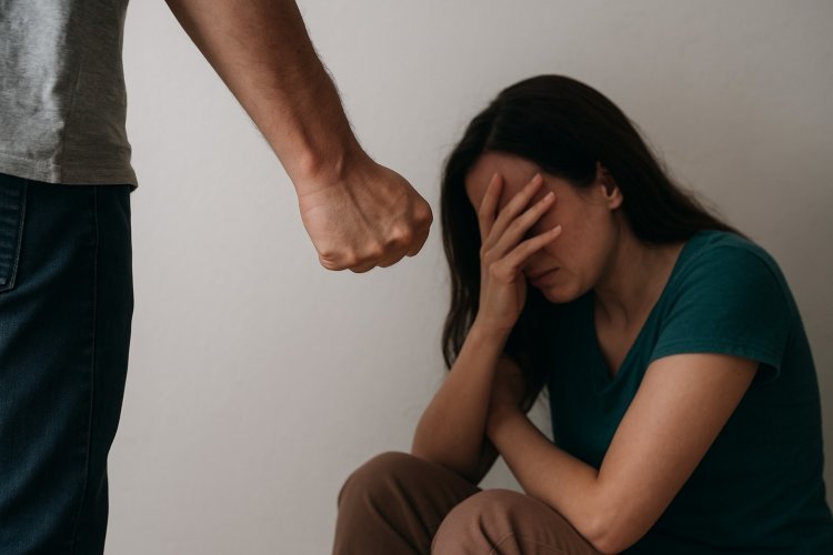 शंका पर पत्नी की पिटाई, घर से निकाला