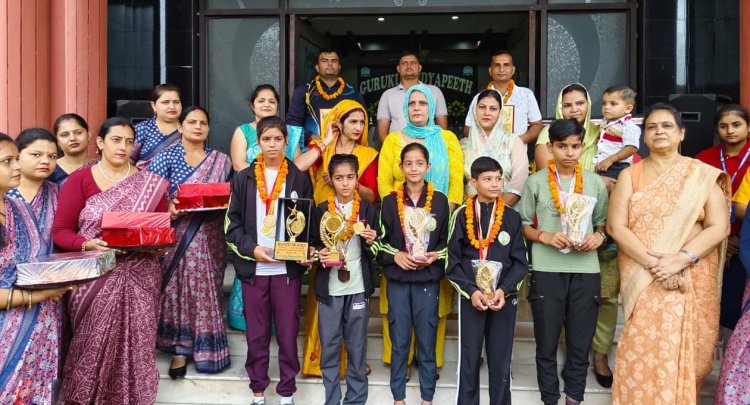 मैनपुरी से मेडल जीतकर लौटी छात्राओं का गुरुकुल विद्यापीठ में सम्मान