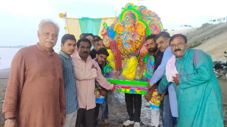 जयकारों और ढोल-नगाड़ों के साथ निकली गणपति की भव्य विसर्जन यात्रा