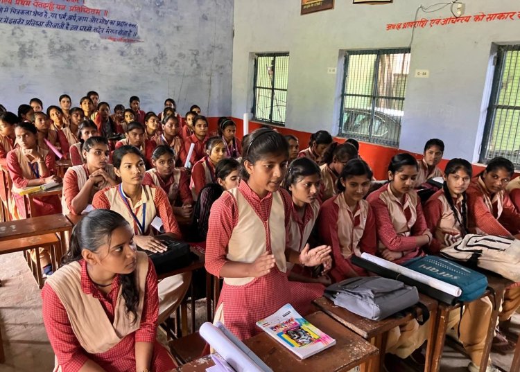 छात्राओं ने पोस्टर के माध्यम से दिया पर्यावरण संरक्षण का संदेश