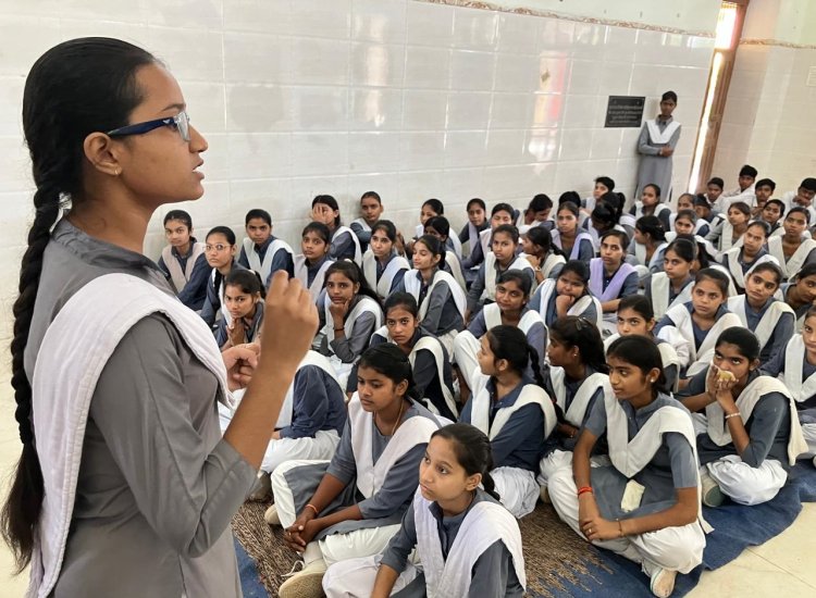 छात्राओं ने पोस्टर के माध्यम से दिखाई पर्यावरण जागरूकता