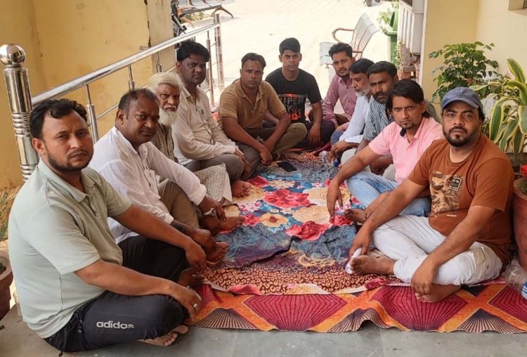 मांग पर अडे रटौल नगर पंचायत में धरनारत सभासद