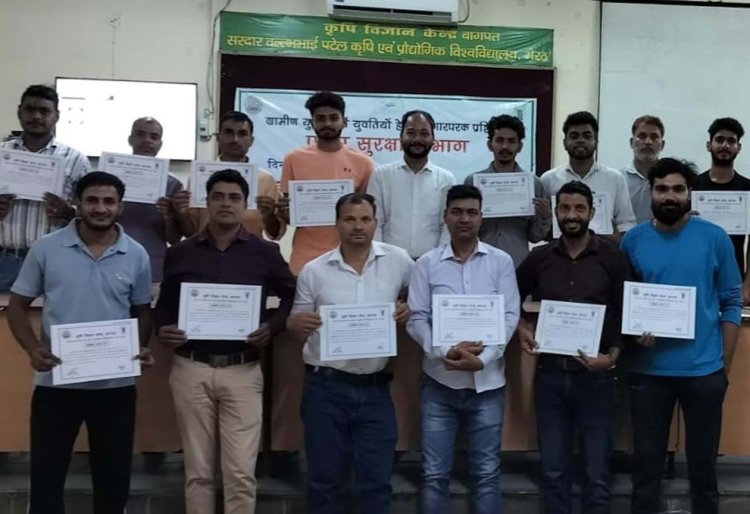 मशरूम उत्पादन प्रशिक्षुओं को वितरित किए प्रमाणपत्र