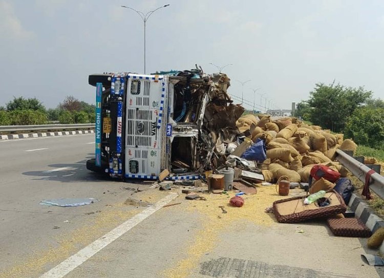 ईपीई पर ट्रक पलटा, आगरा का चालक घायल