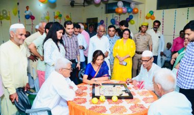 बागपत में अंतरराष्ट्रीय वृद्धजन दिवस पर प्रशासन ने बुजुर्गों के चेहरे पर बिखेरी मुस्कान