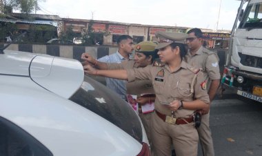 महिला पुलिस ने वाहनों से हटवाए जातिसूचक शब्द, दी सख्त चेतावनी