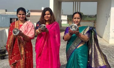 करवाचौथ पर्व पर महिलाओं ने रखे निर्जला व्रत, सुनी सामूहिक कथा