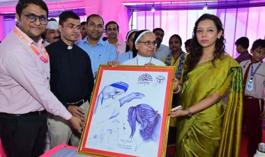 जिलाधिकारी ने खेकड़ा के कला शिक्षक सुमित शर्मा को किया सम्मानित