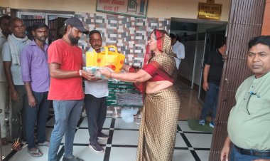 दीवाली आगमन पर नगरपालिका कर्मियों को बांटी मिठाई