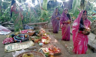 व्रती महिलाओं ने उगते सूर्य को दिया अर्घ्य