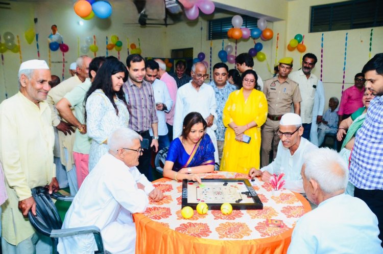 बागपत में अंतरराष्ट्रीय वृद्धजन दिवस पर प्रशासन ने बुजुर्गों के चेहरे पर बिखेरी मुस्कान