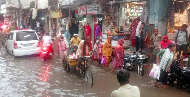 बारिश से खेकड़ा का जनजीवन अस्त-व्यस्त, सड़कों पर भरा पानी