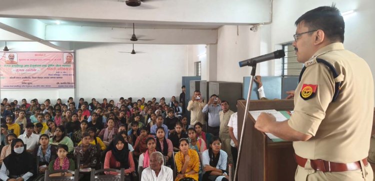 नारी सशक्तिकरण को लेकर एसपी ने छात्राओं को किया प्रेरित