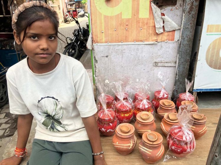 करवाचौथ पर्व को लेकर बाजारों में सजी करवों की दुकानें