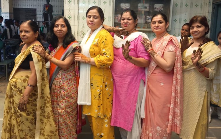 छात्राओं ने रचीं करवा चौथ की परंपरा, विजेता छात्राओं को मिला सम्मान