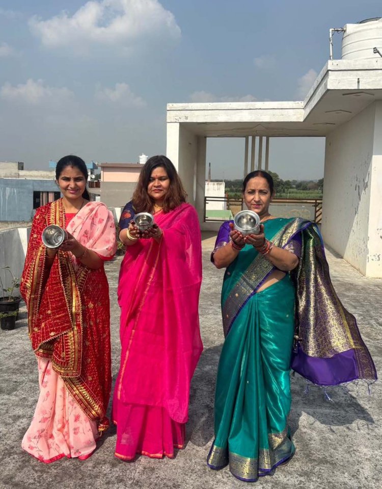 करवाचौथ पर्व पर महिलाओं ने रखे निर्जला व्रत, सुनी सामूहिक कथा