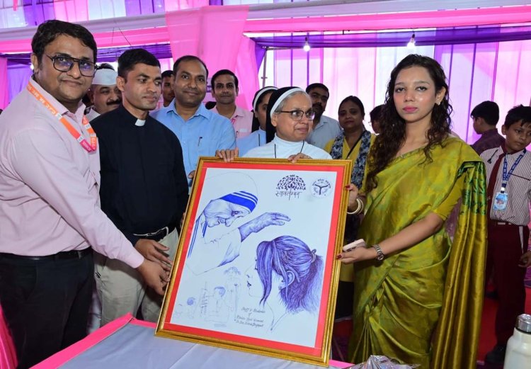 जिलाधिकारी ने खेकड़ा के कला शिक्षक सुमित शर्मा को किया सम्मानित