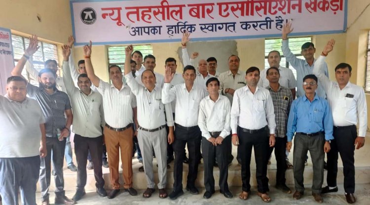 तहसील अधिकारियों के व्यवहार से नाराज अधिवक्ताओं की अनिश्चितकालीन हड़ताल शुरू