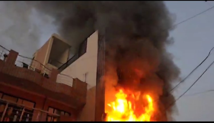 प्रताप विहार में तीन मंजिला मकान में लगी भीषण आग, दमकल विभाग ने ढाई घंटे की मशक्कत के बाद पाया काबू