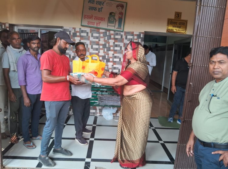 दीवाली आगमन पर नगरपालिका कर्मियों को बांटी मिठाई