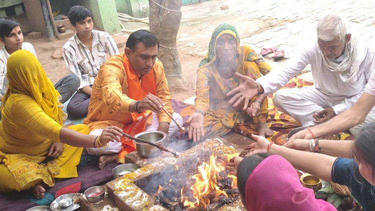 घिटोरा में शारदीय नवसस्येष्टि दीपावली पर्व पर यज्ञ में दी आहुति