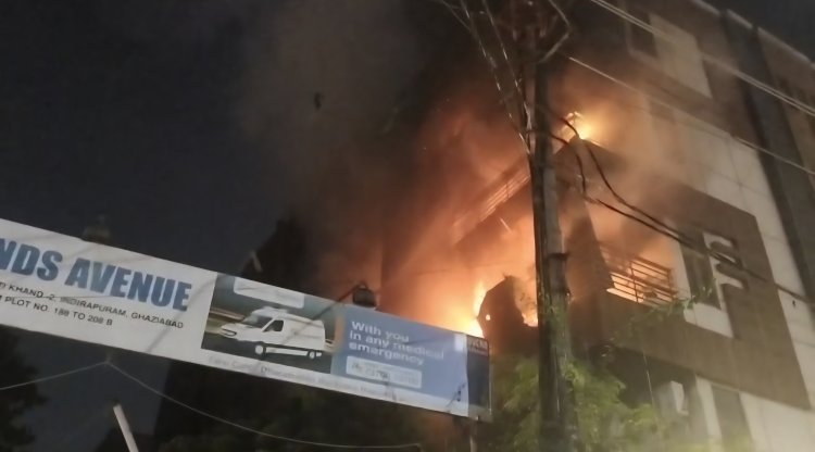 इंदिरापुरम की पांच मंजिला इमारत में भीषण आग, 19 परिवारों को सुरक्षित निकाला गया