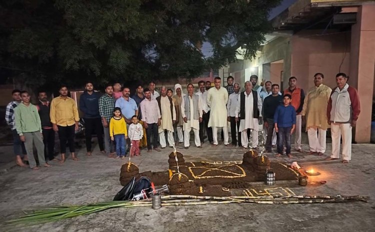 संयुक्त परिवार ने की विशालकाय गोवर्धन प्रतिरूप की पूजा