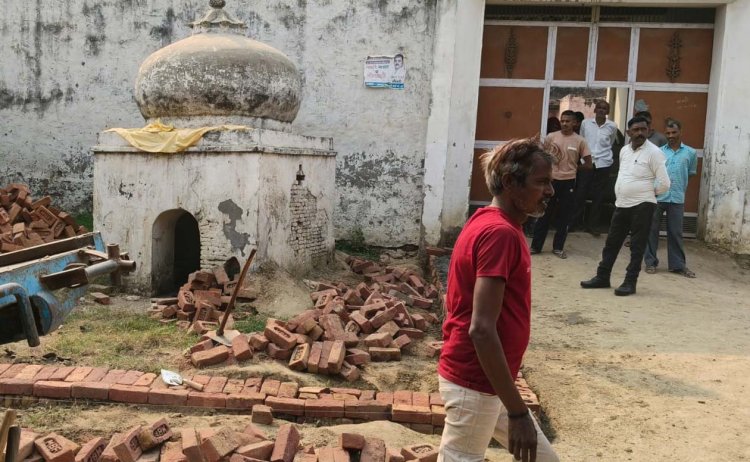 खट्टा प्रहलादपुर में भूमिया मंदिर की चारदीवारी पर बवाल