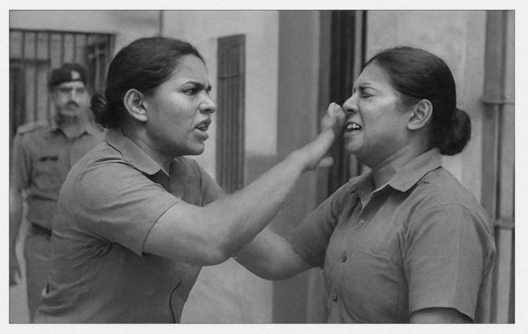 जिला जेल में दो महिला वार्डर आपस में भिड़ीं, लात-घूंसे चले