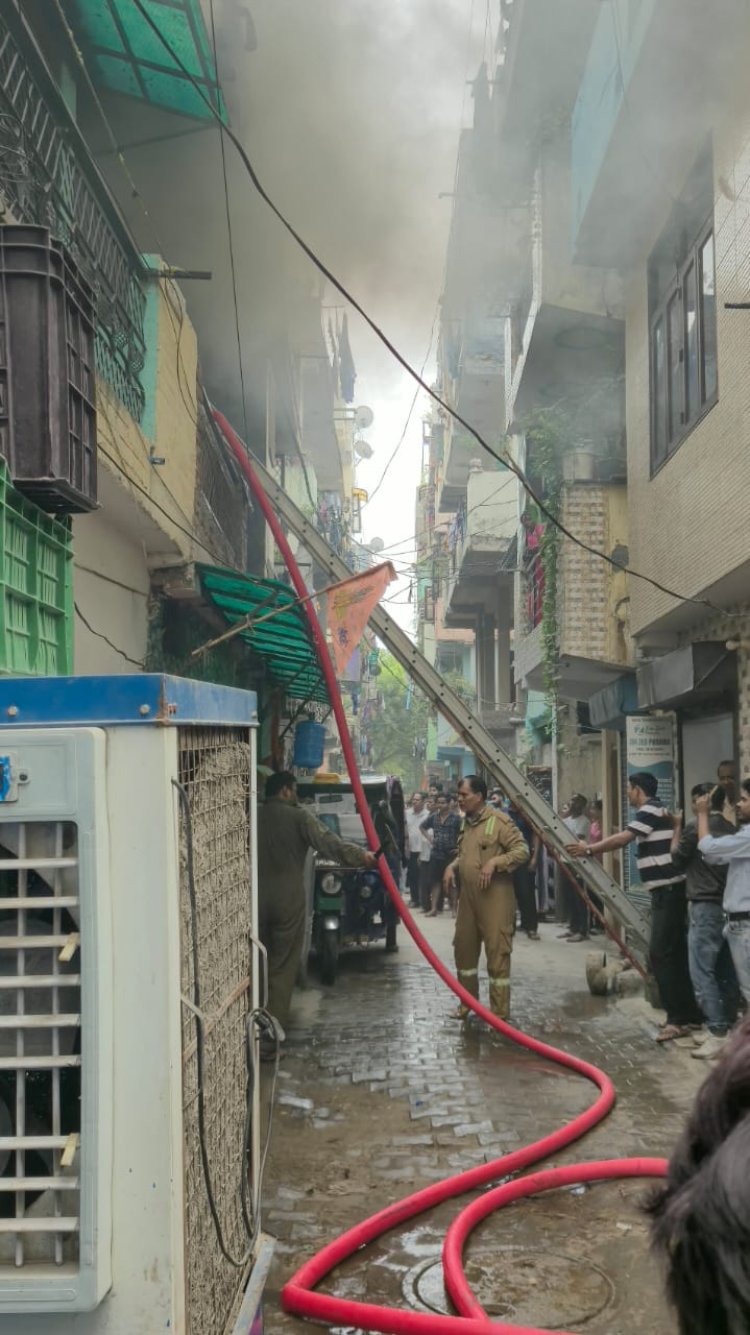 वैशाली सेक्टर-2 में रेस्टोरेंट में लगी भीषण आग, दमकल ने कड़ी मशक्कत के बाद पाया काबू