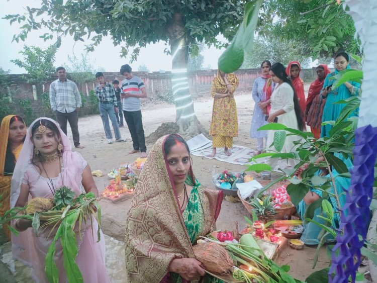 व्रतियों ने जल में खड़े होकर अस्त होते सूर्य को अर्पित किया अर्घ्य