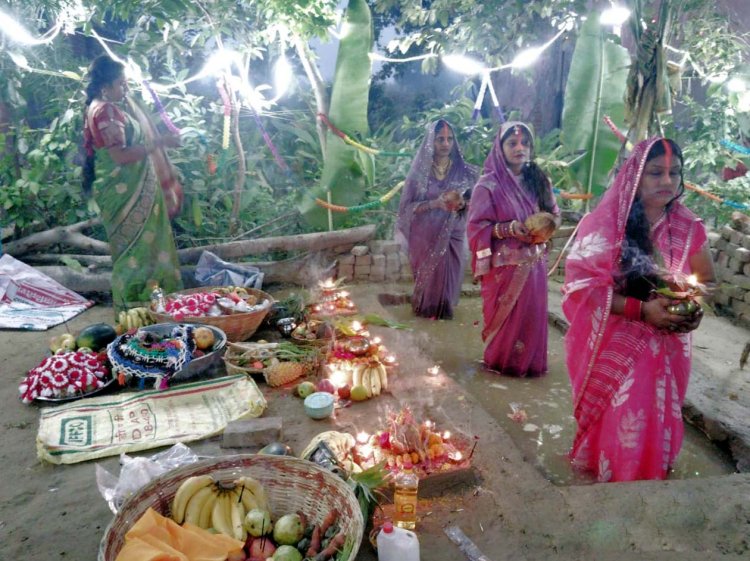 व्रती महिलाओं ने उगते सूर्य को दिया अर्घ्य