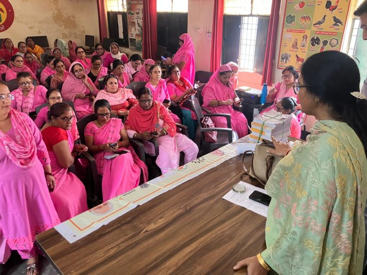 आंगनबाड़ी कार्यकत्रियों को दिया गया पोषण ट्रेकर का प्रशिक्षण