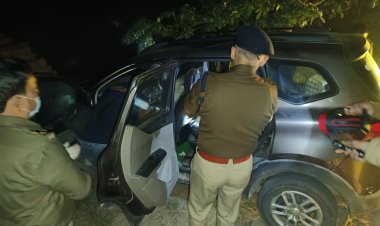 कार में मिले दो अज्ञात शव पुलिस जांच में जुटी