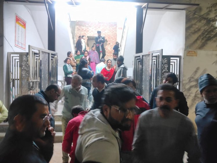 कुणाल रेजिडेंसी में चौथी मंजिल से बेसमेंट में जा गिरी लिफ्ट, चार लोग घायल