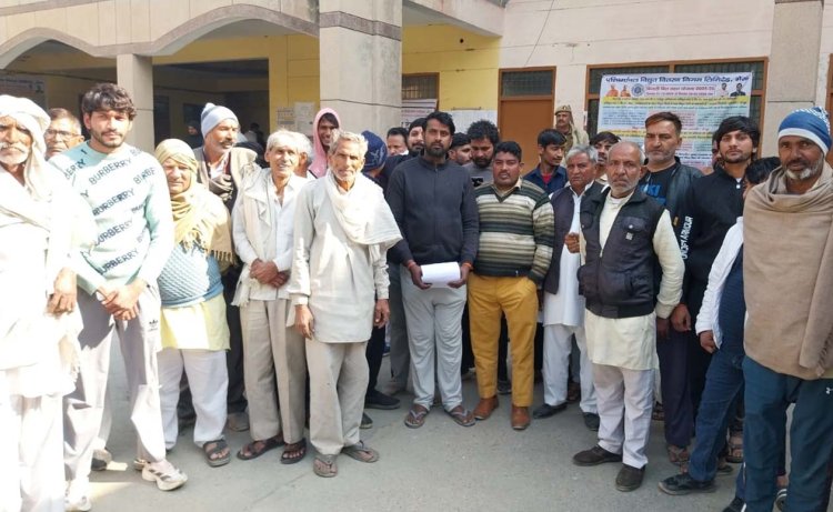 सार्वजनिक मार्ग पर दीवार बनाकर किया अवैध कब्जा