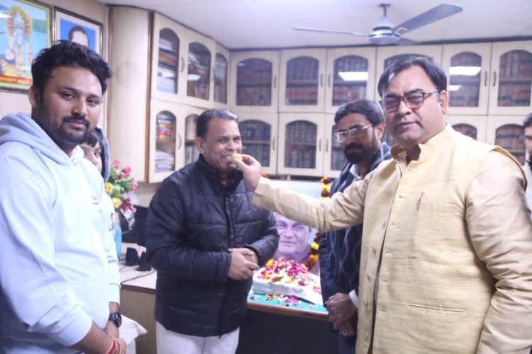 मंत्री नरेंद्र कश्यप ने अपने बूथ पर मनाई अटल जयंती, दी श्रद्धांजलि