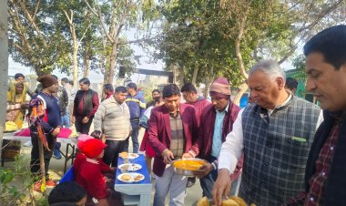 पुत्र के जन्मदिन पर अधिशासी अधिकारी ने बच्चों में बांटे गर्म वस्त्र